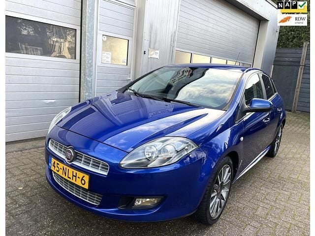 Blauw (metallic) Gebruikt 2010 Fiat Bravo Dynamic Hatchback | € 2.495 (Goede deal) - Afbeelding 1/4