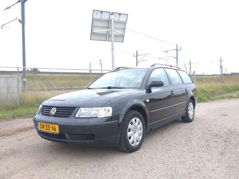 Zwart Gebruikt 1998 VW Passat Trendline Stationwagen | € 1.250 - Afbeelding 1/4