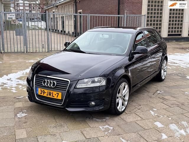 Zwart Occasion 2009 Audi A3 Sportback Attraction Hatchback | € 4.250 (Goede deal) - Afbeelding 1/4