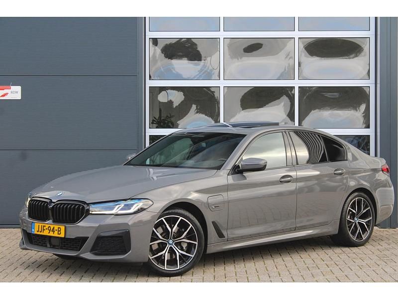 Grijs Gebruikt 2022 BMW 530 M Sport Sedan | € 41.900 (Iets duurder) - Afbeelding 1/4