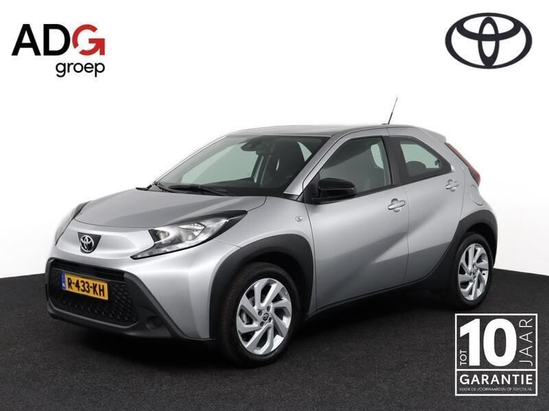 Grijs Gebruikt 2022 Toyota Aygo Play Hatchback | € 16.950 (Eerlijke prijs) - Afbeelding 1/4