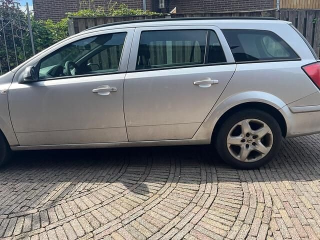 Grijs Gebruikt 2006 Opel Astra Essentia Stationwagen | € 1.999 (Eerlijke prijs) - Afbeelding 1/4