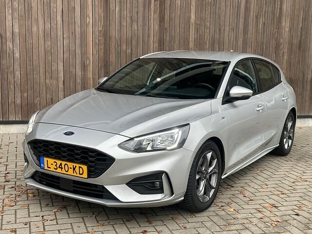Grijs (metallic) Occasion 2021 Ford Focus ST-Line Hatchback | € 7.999 - Afbeelding 1/4