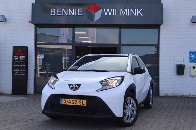 Wit Gebruikt 2024 Toyota Aygo Play Hatchback | € 16.750 (Eerlijke prijs) - Afbeelding 1/4