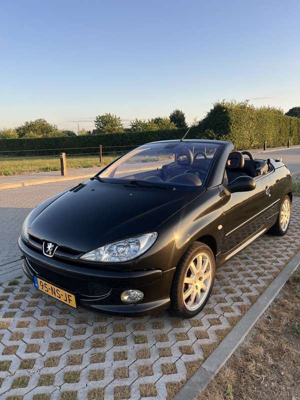Zwart Gebruikt 2004 Peugeot 206 Cabriolet | € 1.800 (Goede deal) - Afbeelding 1/4