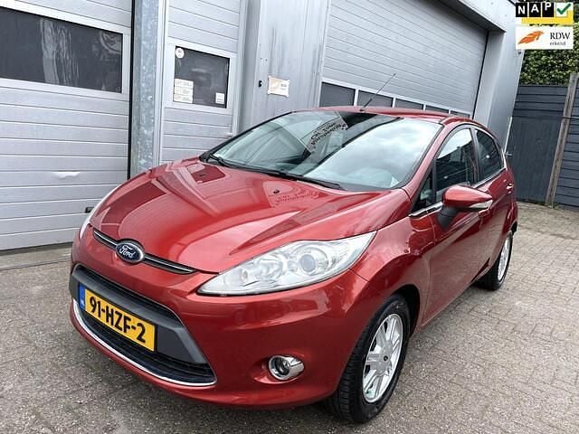 Rood Gebruikt 2009 Ford Fiesta Titanium Hatchback | € 2.995 (Goede deal) - Afbeelding 1/4
