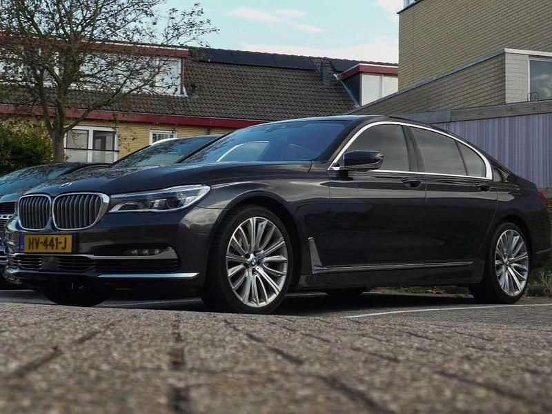 Grijs Gebruikt 2016 BMW 740 Sedan | € 24.000 - Afbeelding 1/4