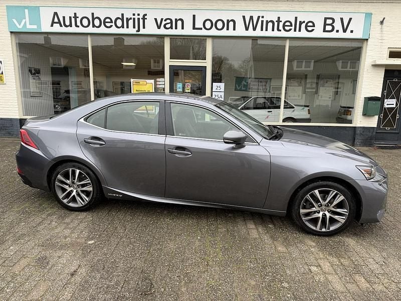 Grijs Occasion 2017 Lexus IS300h Business Edition Sedan | € 20.950 (Eerlijke prijs) - Afbeelding 1/4