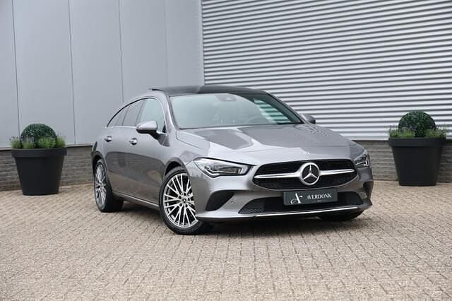 Grijs Gebruikt 2022 Mercedes CLA200 Luxury Stationwagen | € 29.990 (Eerlijke prijs) - Afbeelding 1/4