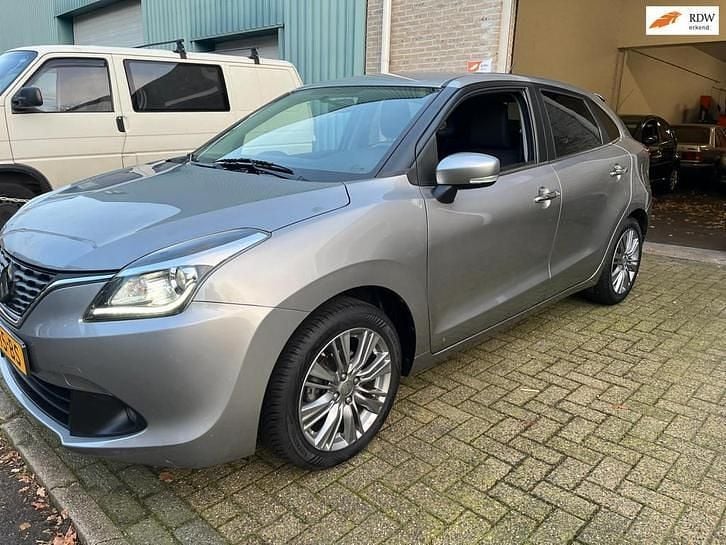 Grijs (metallic) Gebruikt 2016 Suzuki Baleno Hatchback | € 9.495 (Goede deal) - Afbeelding 1/4