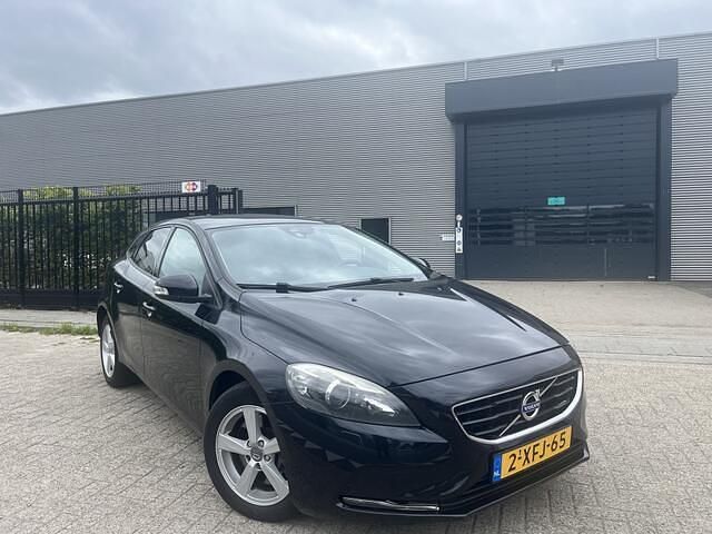 Zwart Gebruikt 2014 Volvo V40 Momentum Stationwagen | € 4.799 (Goede deal) - Afbeelding 1/4