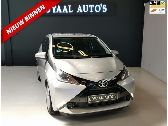 Grijs Gebruikt 2015 Toyota Aygo X-play Hatchback | € 7.999 (Goede deal) - Afbeelding 1/4