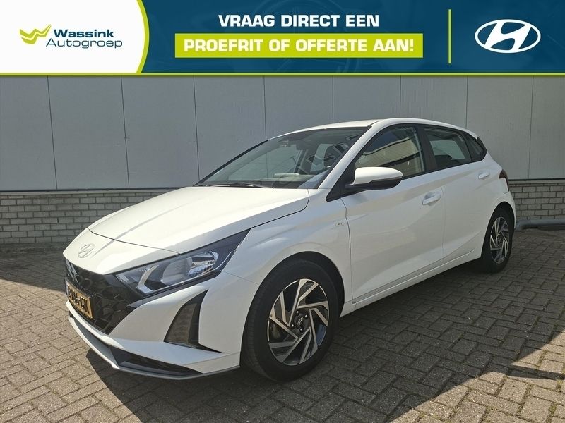 Atlas white Gebruikt 2024 Hyundai i20 Comfort Hatchback | € 22.735 (Eerlijke prijs) - Afbeelding 1/4
