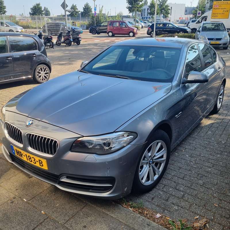 Grijs Gebruikt 2015 BMW 518 Sedan | € 12.000 (Eerlijke prijs) - Afbeelding 1/4
