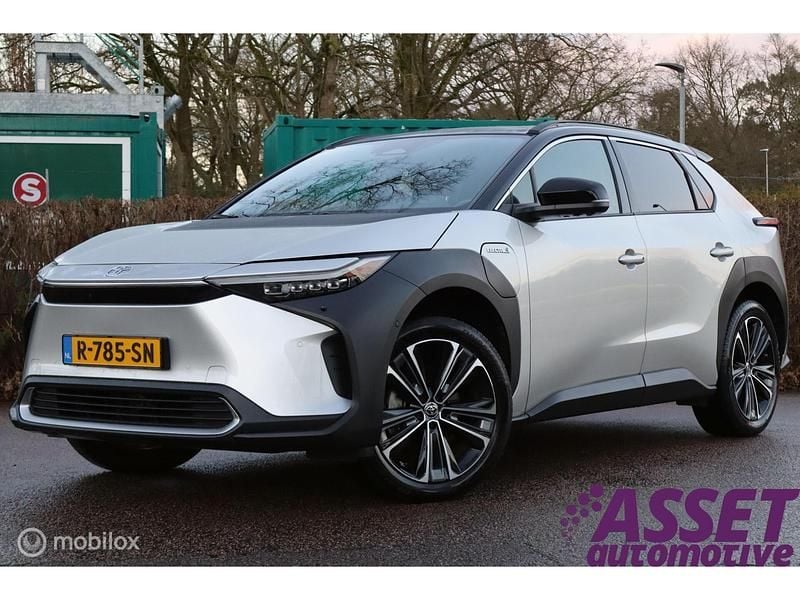 Grijs Occasion 2022 Toyota bZ4X Premium SUV | € 31.995 (Eerlijke prijs) - Afbeelding 1/4