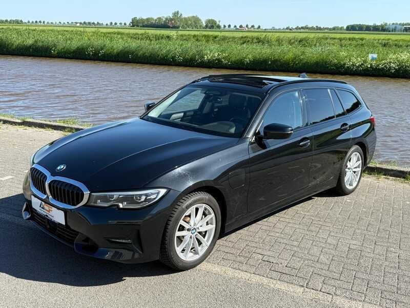 Zwart Gebruikt 2020 BMW 330 Executive Stationwagen | € 29.495 (Goede deal) - Afbeelding 1/4