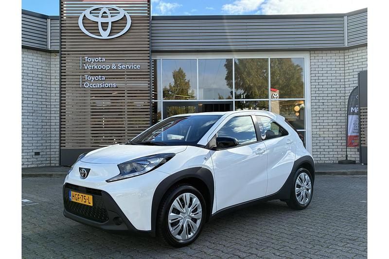 Wit Gebruikt 2025 Toyota Aygo X Play SUV | € 19.499 - Afbeelding 1/1