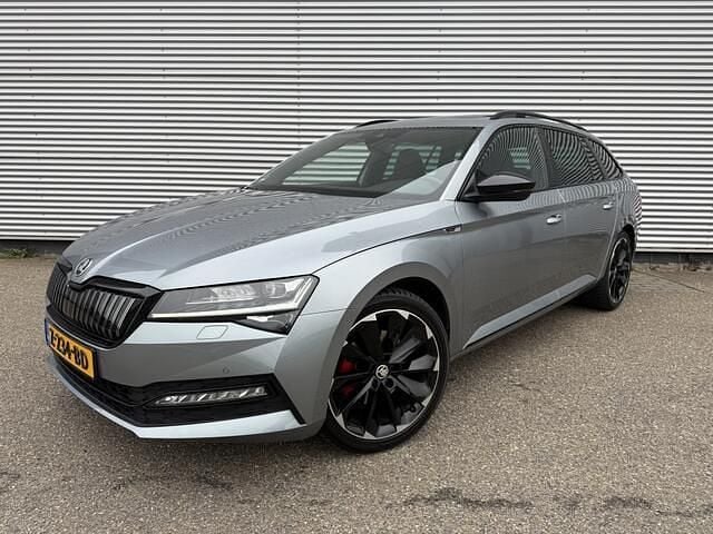 Grijs (metallic) Occasion 2021 Skoda Superb SportLine Stationwagen | € 22.900 (Eerlijke prijs) - Afbeelding 1/4