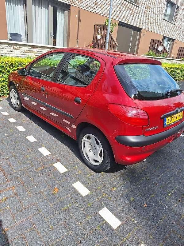 Rood Gebruikt 2002 Peugeot 206 Hatchback | € 800 (Eerlijke prijs) - Afbeelding 1/4