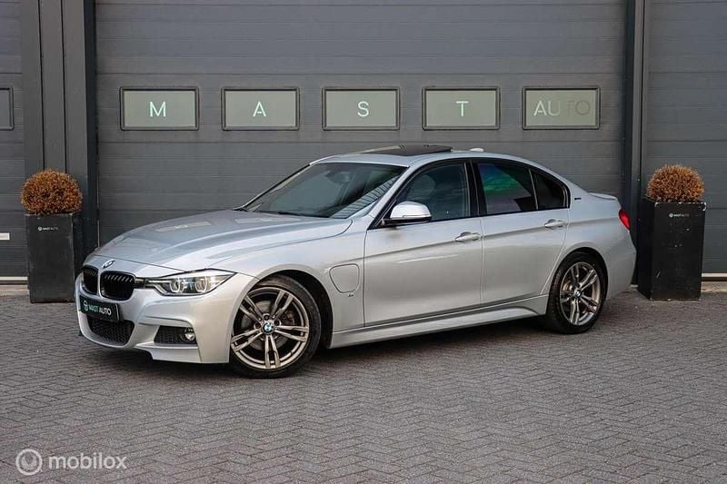 Grijs Gebruikt 2016 BMW 330e Executive Sedan | € 16.740 (Eerlijke prijs) - Afbeelding 1/4