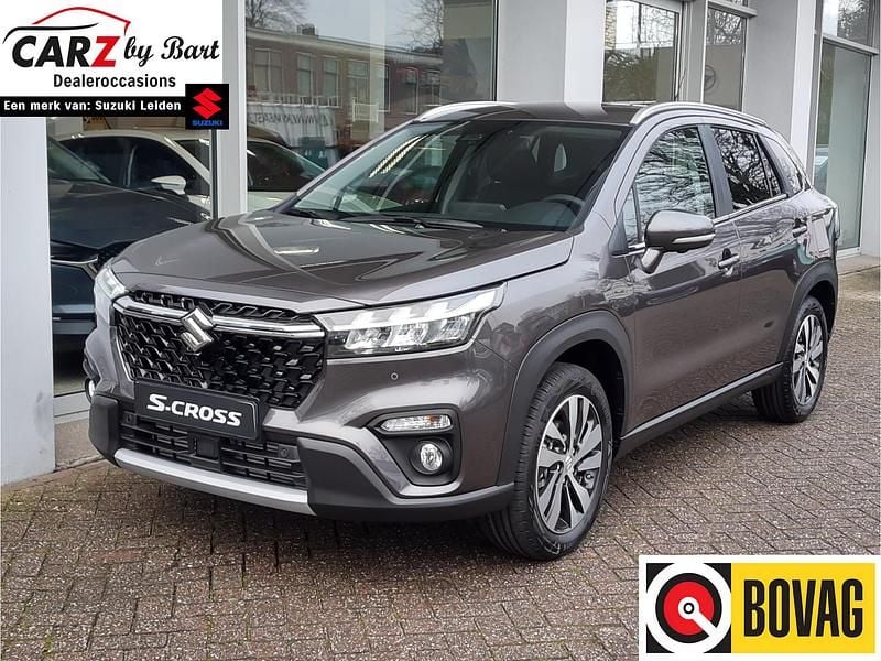 Grijs Nieuw 2025 Suzuki SX4 S-Cross Style SUV | € 31.998 (Eerlijke prijs) - Afbeelding 1/4
