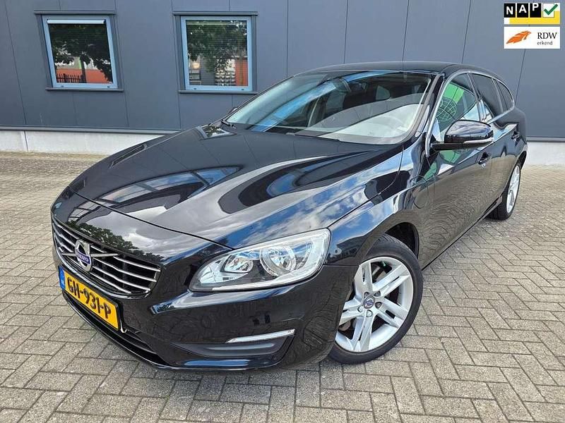 Zwart Gebruikt 2015 Volvo V60 Momentum Stationwagen | € 10.950 (Eerlijke prijs) - Afbeelding 1/4