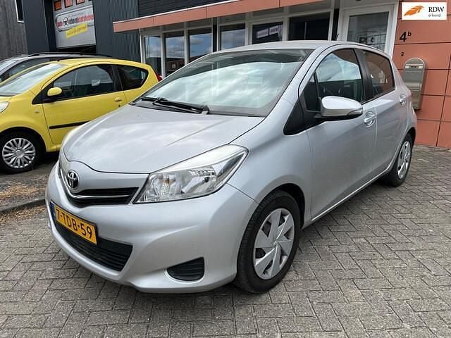 Grijs Gebruikt 2014 Toyota Yaris Hatchback | € 6.499 (Eerlijke prijs) - Afbeelding 1/4