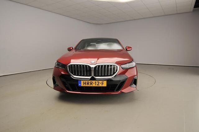 Occasion BMW 550e M Sport 489 PK (359 kW) 2025 Rood Sedan