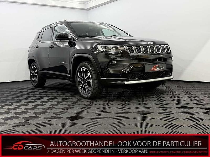 Zwart (metallic) Occasion 2024 Jeep Compass Altitude SUV | € 29.950 (Goede deal) - Afbeelding 1/4