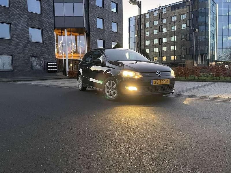 Zwart Gebruikt 2012 VW Polo Sedan | € 3.950 (Eerlijke prijs) - Afbeelding 1/4