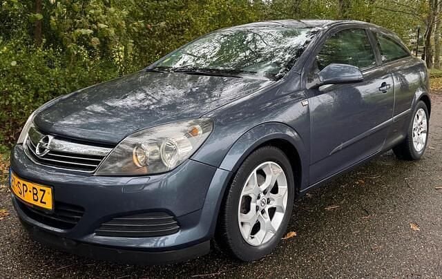 Grijs Gebruikt 2006 Opel Astra GTC Edition Hatchback | € 1.350 (Eerlijke prijs) - Afbeelding 1/4