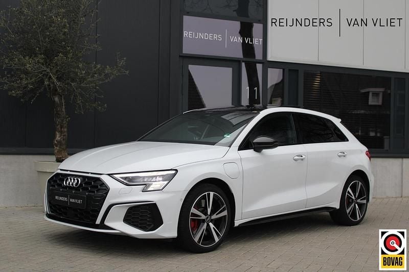 Wit Occasion 2021 Audi A3 Sportback e-tron Competition Hatchback | € 28.890 (Goede deal) - Afbeelding 1/4