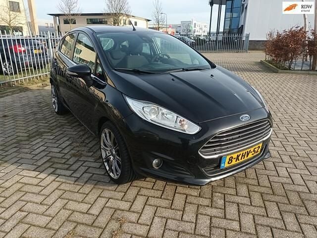 Zwart (metallic) Occasion 2013 Ford Fiesta Titanium Hatchback | € 4.950 (Goede deal) - Afbeelding 1/4