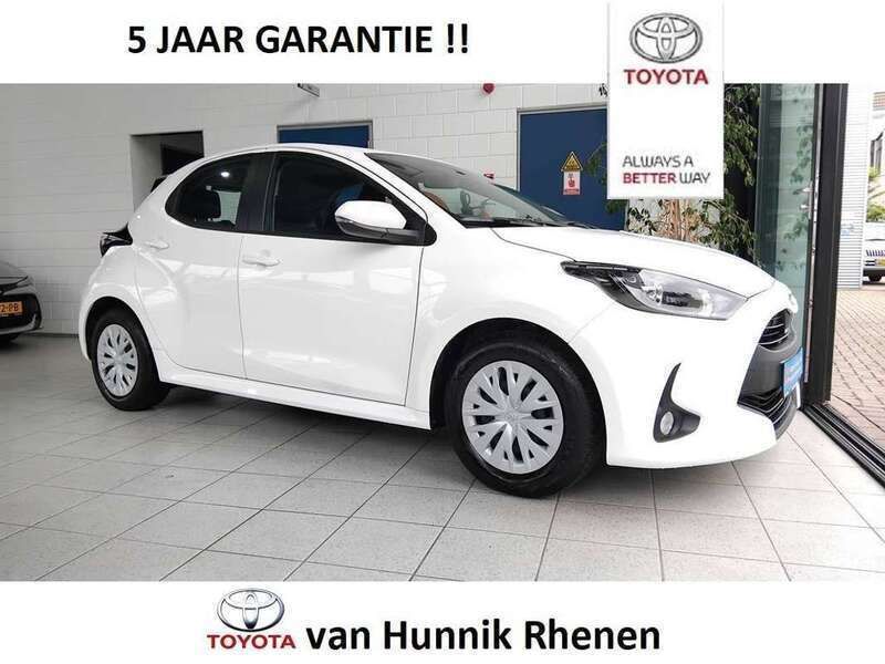 Wit Gebruikt 2023 Toyota Yaris Hybrid Active Hatchback | € 20.499 (Goede deal) - Afbeelding 1/4