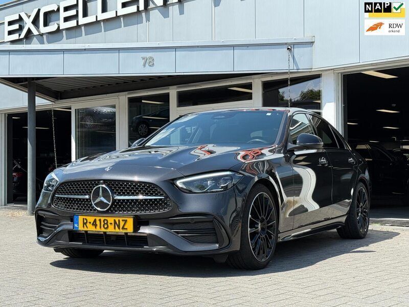 Grijs Gebruikt 2022 Mercedes C200 AMG line Sedan | € 42.950 (Eerlijke prijs) - Afbeelding 1/4