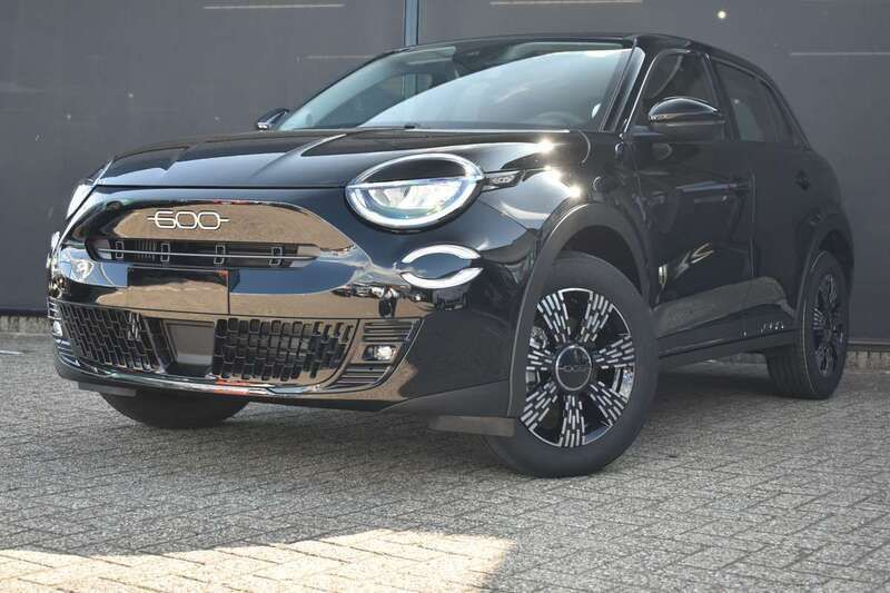 Zwart Nieuw 2025 Fiat 600 Urban SUV | € 31.990 (Eerlijke prijs) - Afbeelding 1/4