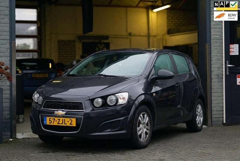 Zwart Occasion 2012 Chevrolet Aveo LT Hatchback | € 1.795 (Goede deal) - Afbeelding 1/4