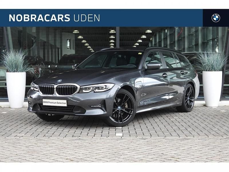 Mineralgrau (grijs metallic) Gebruikt 2021 BMW 320e Executive Stationwagen | € 31.950 (Eerlijke prijs) - Afbeelding 1/4
