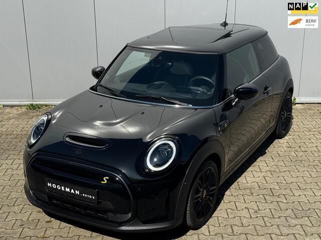 Zwart Gebruikt 2024 Mini Cooper Classic Hatchback | € 28.995 (Duur) - Afbeelding 1/4