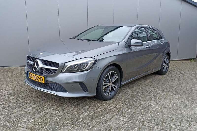 Grijs Gebruikt 2016 Mercedes A180 Ambition Hatchback | € 16.750 (Eerlijke prijs) - Afbeelding 1/4