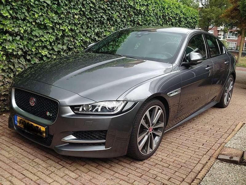 Grijs Gebruikt 2015 Jaguar XE Portfolio Sedan | € 20.000 (Iets duurder) - Afbeelding 1/4