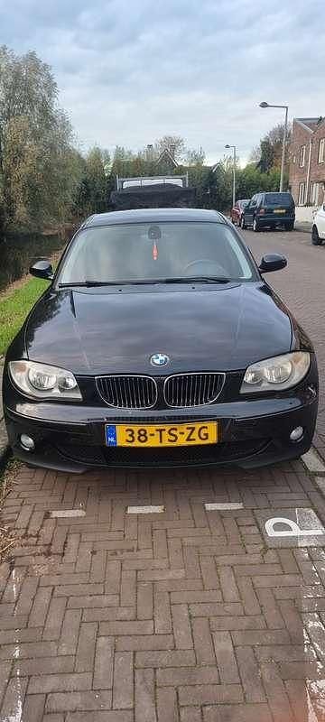 Zwart Gebruikt 2007 BMW 116 Executive Hatchback | € 2.999 (Eerlijke prijs) - Afbeelding 1/4