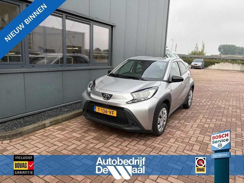 Grijs Gebruikt 2023 Toyota Aygo Play Hatchback | € 15.950 (Eerlijke prijs) - Afbeelding 1/4