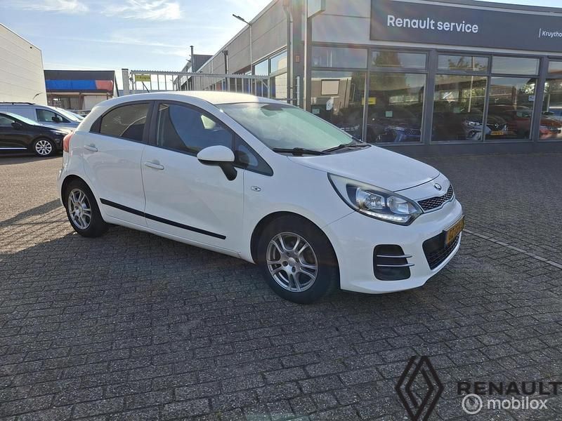 Wit Gebruikt 2015 Kia Rio Hatchback | € 8.900 (Eerlijke prijs) - Afbeelding 1/4