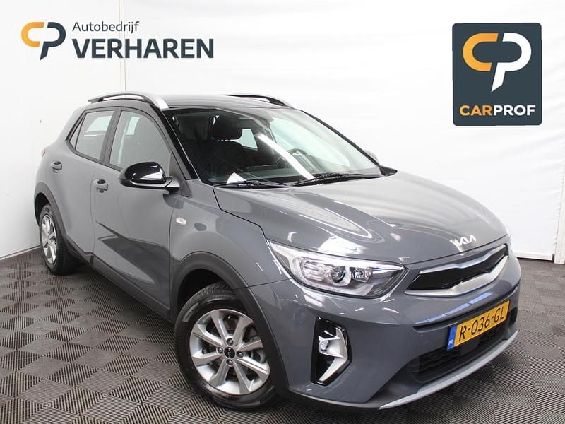 Grijs Gebruikt 2022 Kia Stonic SUV | € 17.890 (Eerlijke prijs) - Afbeelding 1/4