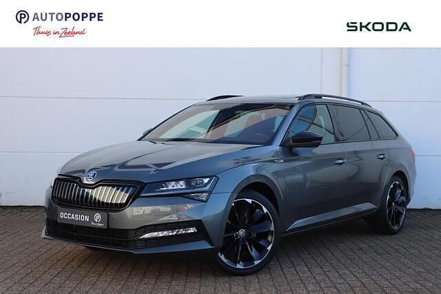 Grijs Gebruikt 2022 Skoda Superb SportLine Stationwagen | € 29.950 (Eerlijke prijs) - Afbeelding 1/4