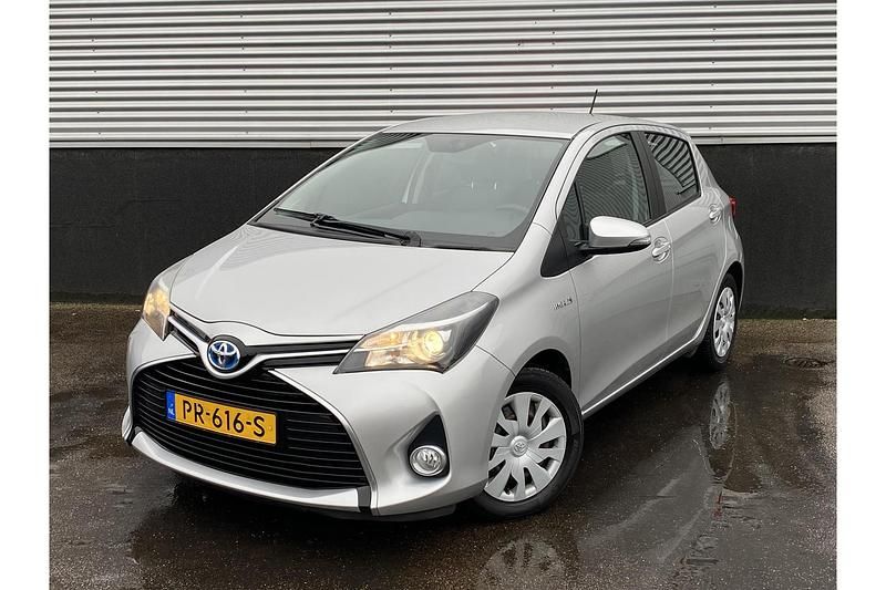 Grijs Gebruikt 2016 Toyota Yaris Hybrid Trend Hatchback | € 15.749 - Afbeelding 1/1