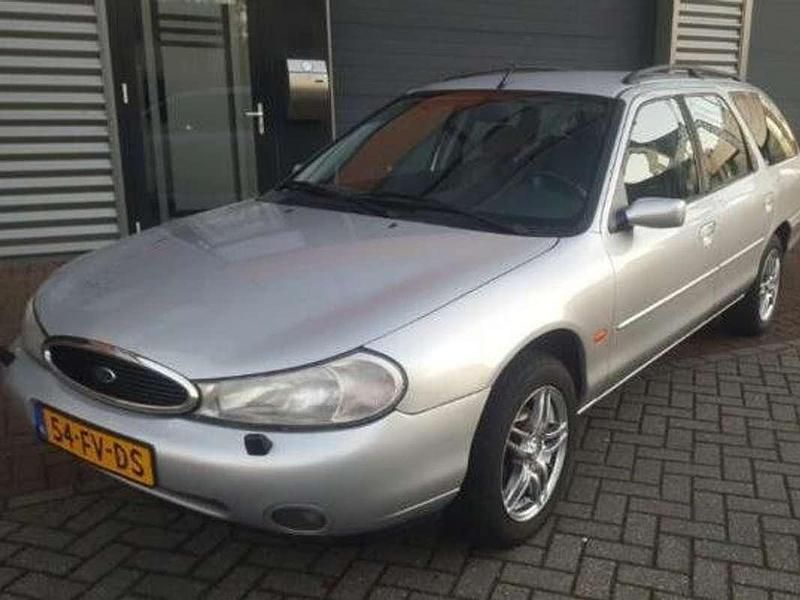 Paars Gebruikt 2000 Ford Mondeo Ghia Stationwagen | € 750 - Afbeelding 1/4