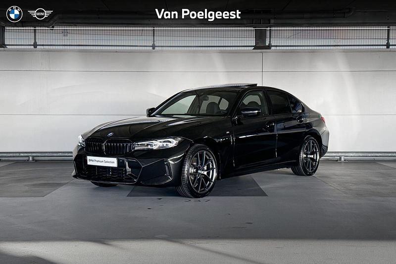 Saphirschwarz metallic (zwart metallic) Occasion 2025 BMW 320e M Sport Stationwagen | € 45.900 (Eerlijke prijs) - Afbeelding 1/4