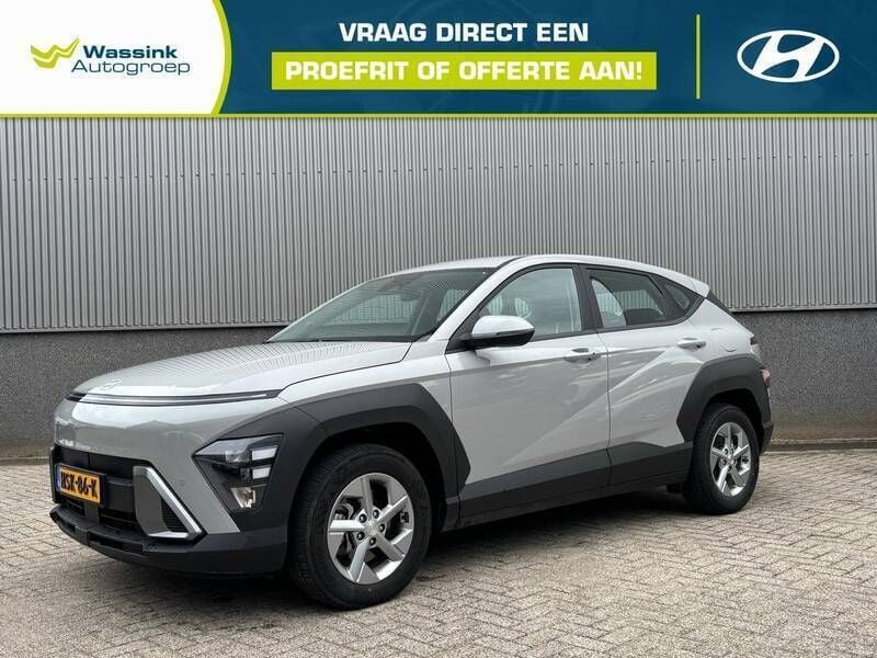 Grijs Gebruikt 2024 Hyundai Kona Comfort SUV | € 31.440 (Iets duurder) - Afbeelding 1/4